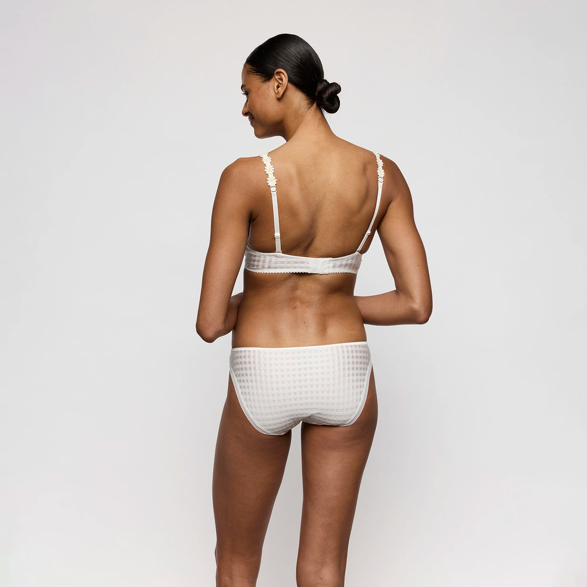 woman wearing marie jo bra and briefs in ivory colour